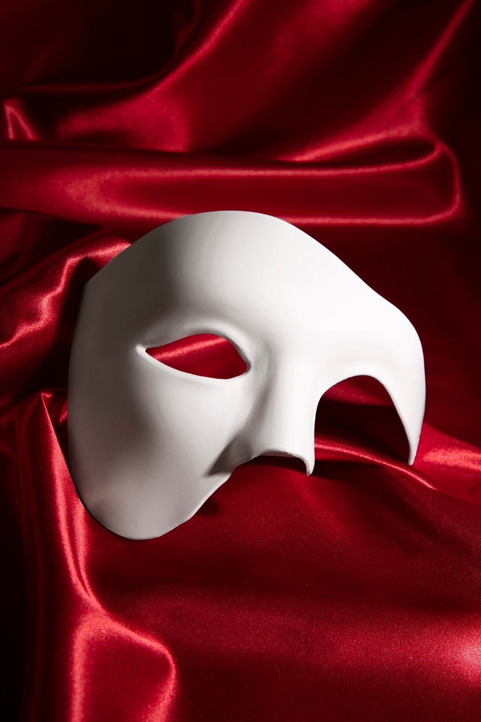 theater-mask-red-curtain