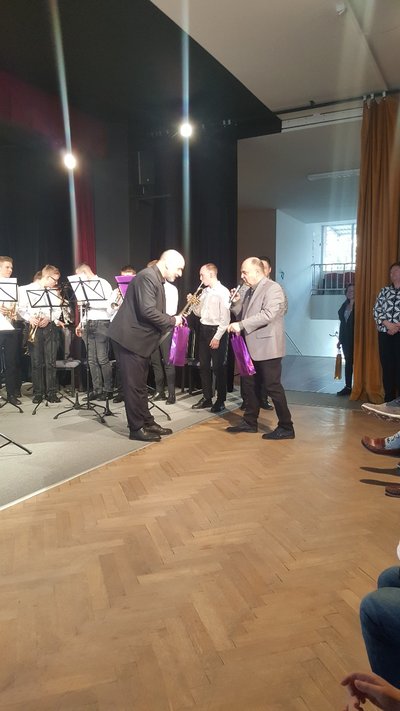 Poděkování ředitele ZUŠ Ořechov Mgr. Petra Křivánka vedoucímu orchestru Taškaříci - MgA. Františkovi Křížovi. Foto Irena Pšeničková