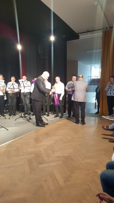 Poděkování ředitele ZUŠ Ořechov Mgr. Petra Křivánka vedoucímu orchestru ZUŠ Židlochovice - MgA. Davidovi Křížkovi. Foto Irena Pšeničková